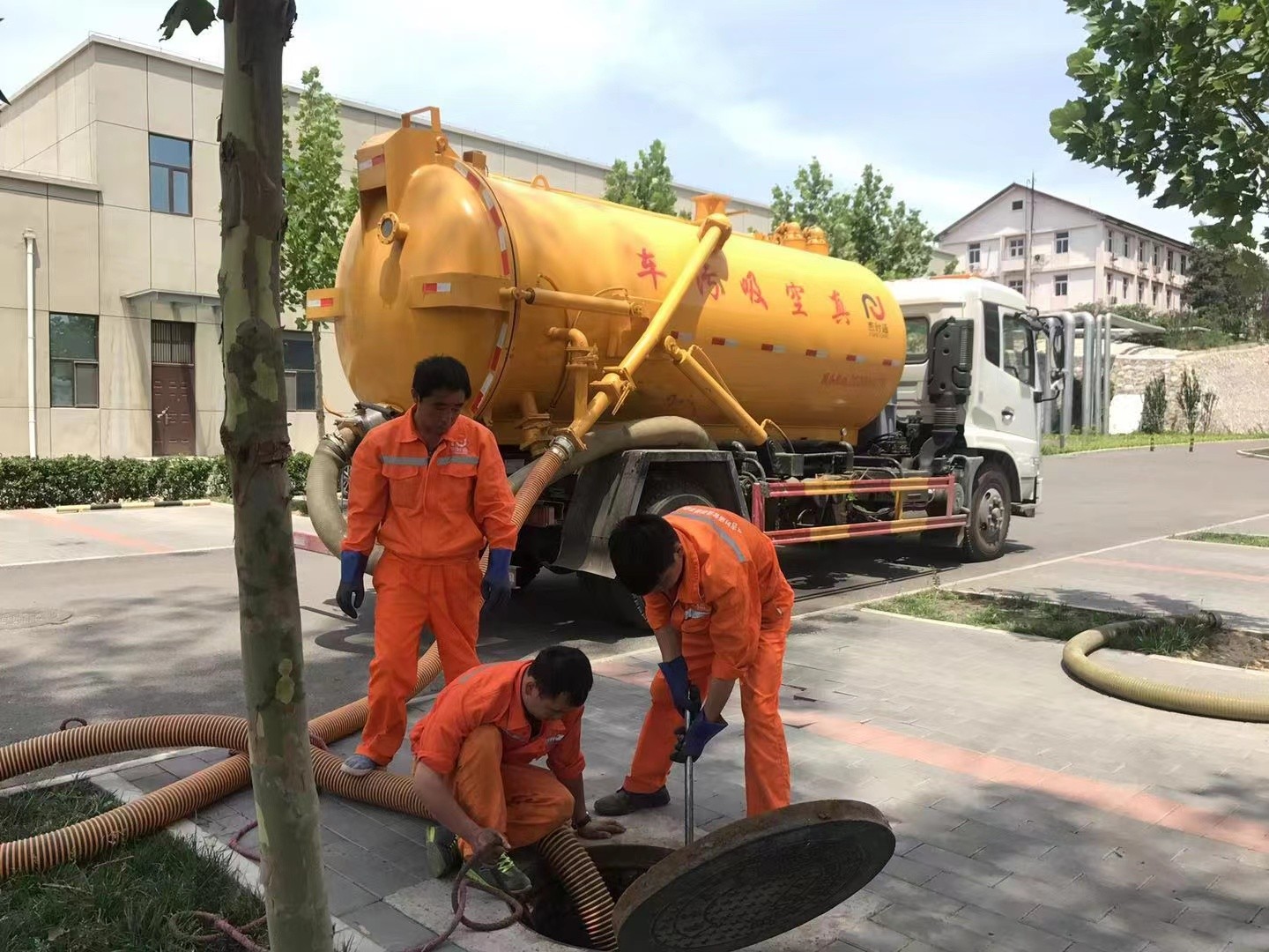 化州管道疏通车停在窨井附近