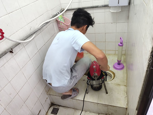 化州管道堵塞冒臭气 专业师傅现场解决问题