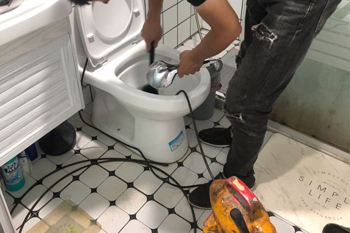 化州马桶堵塞自己疏通还是找师傅?专业上门服务让你省时更省心